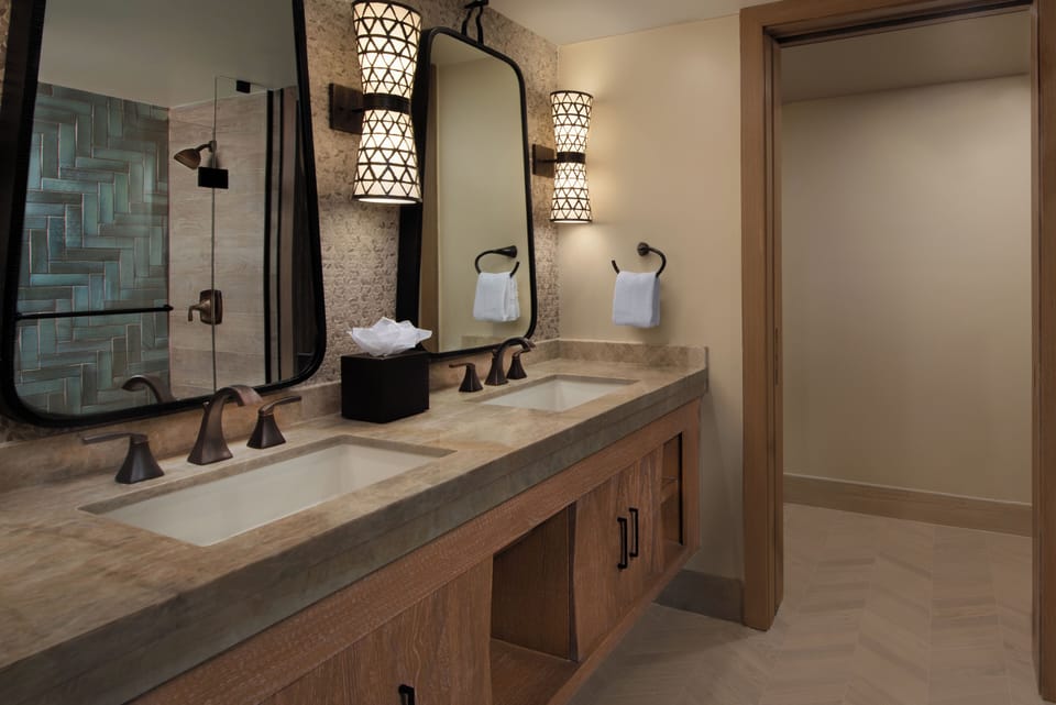 King Kamehameha Suite - Club Level | Bathroom | Combined shower/tub, hair dryer, towels