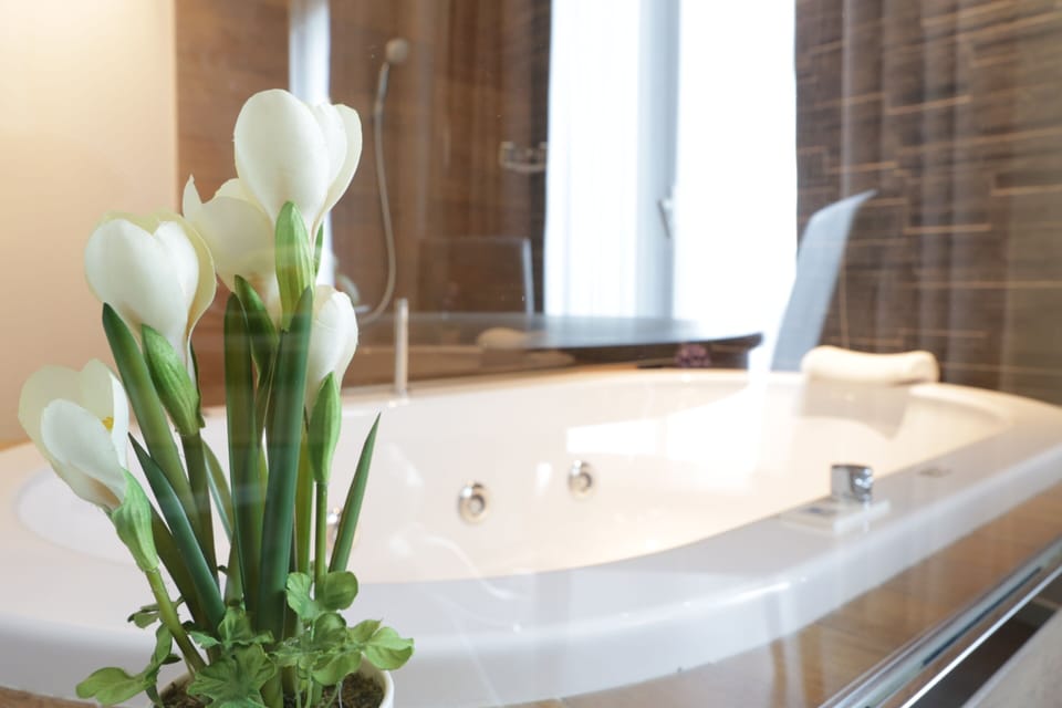 Suite Almond | Bathroom | Hair dryer, bidet, towels, soap