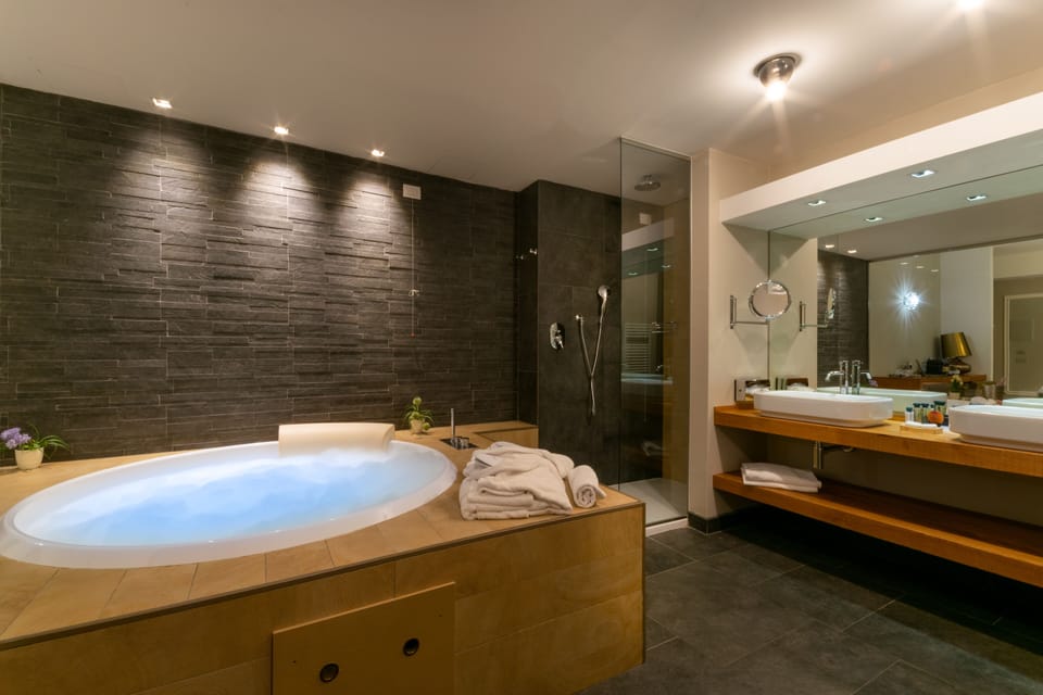 Suite Magnolia | Bathroom | Hair dryer, bidet, towels, soap