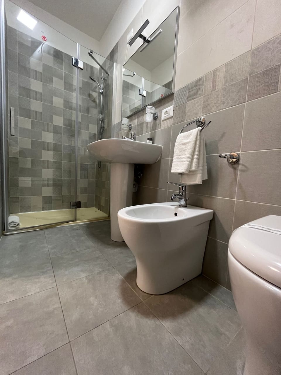 Single Room | Bathroom | Combined shower/tub, free toiletries, hair dryer, bidet