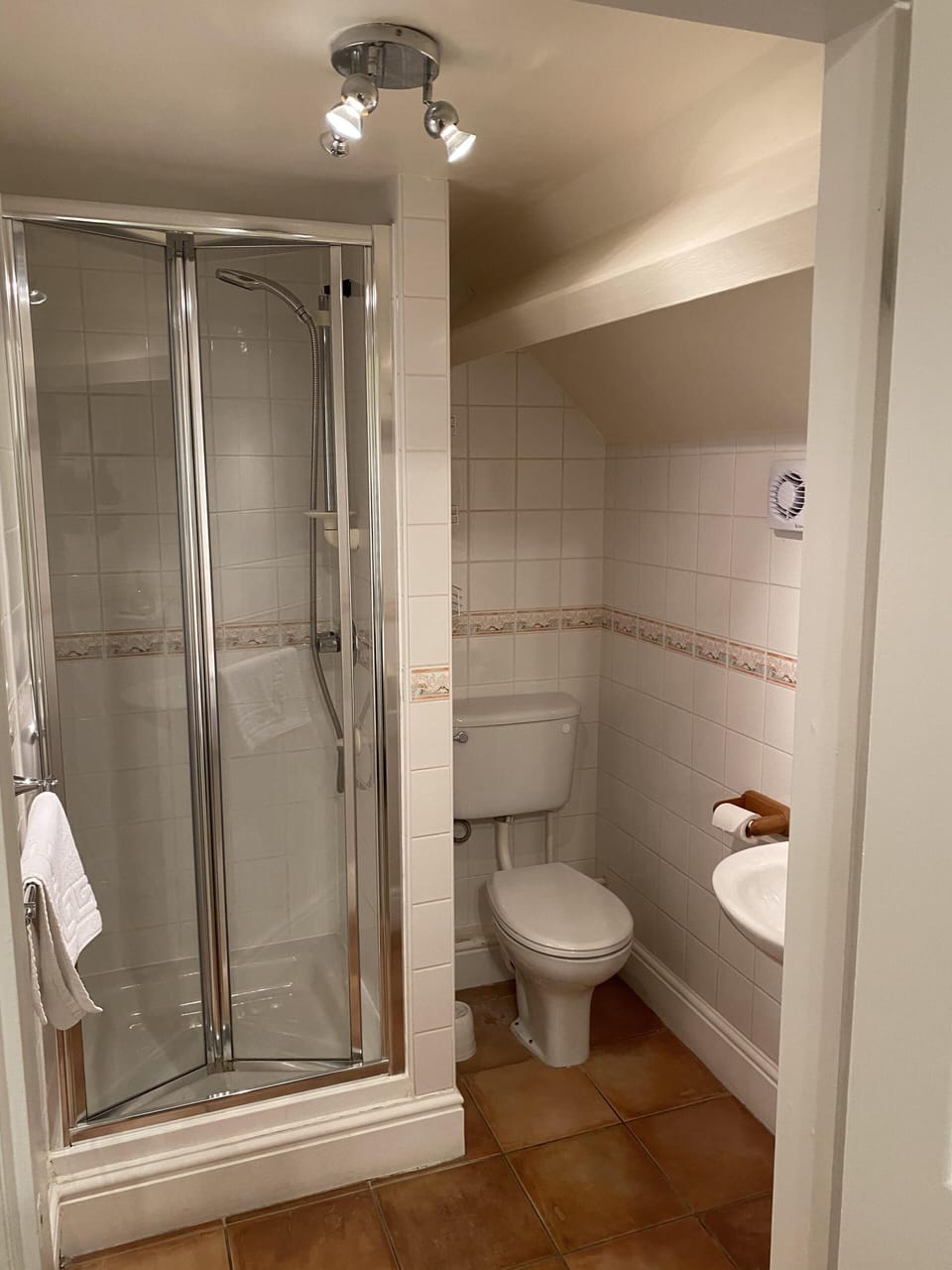 Double Room, Ensuite | Bathroom | Shower, free toiletries, hair dryer, towels