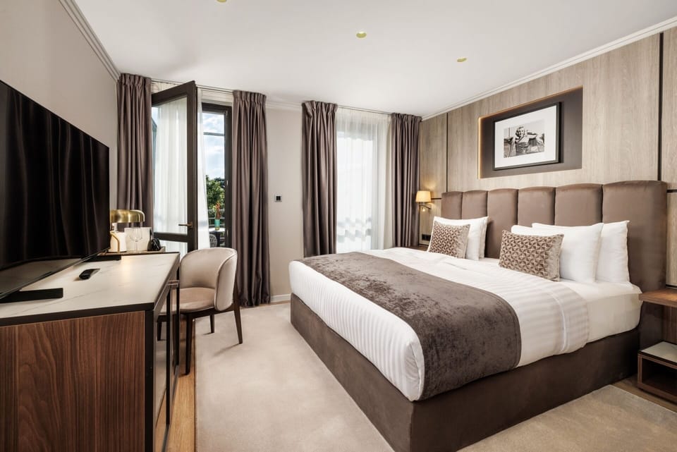 Superior Double Room, 1 King Bed, Balcony | Minibar, in-room safe, desk, laptop workspace