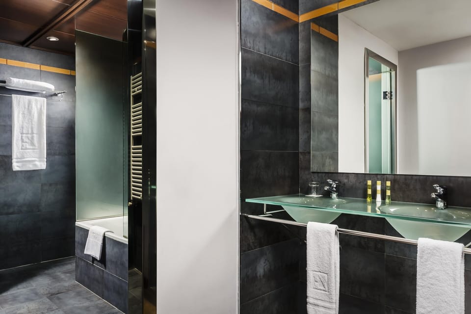 Junior Suite | Minibar, in-room safe, desk, laptop workspace