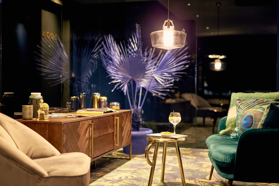 Superbox | Premium bedding, pillowtop beds, minibar, in-room safe