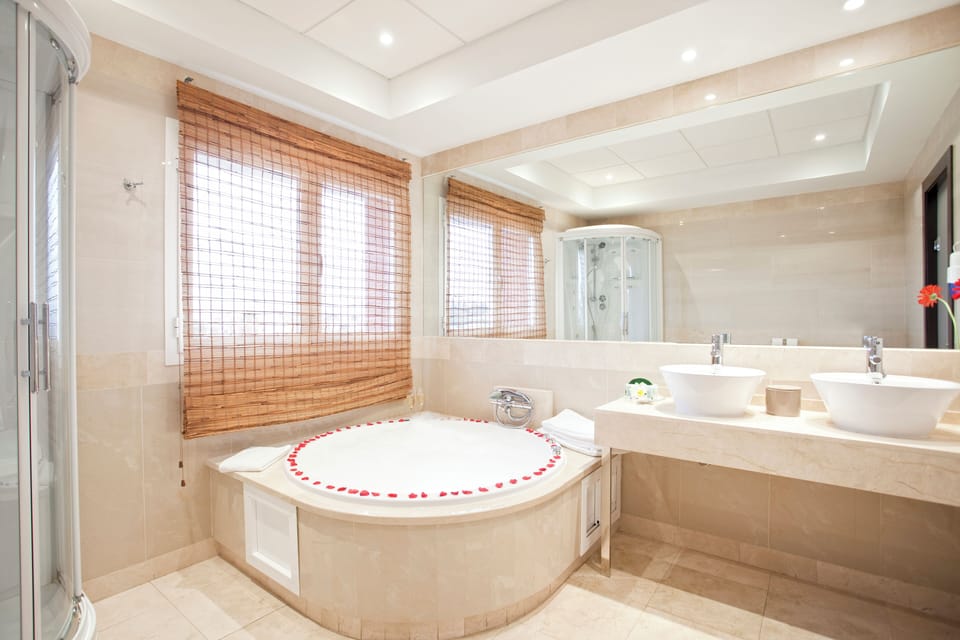 Deluxe Suite, Jacuzzi | Bathroom | Hair dryer, bidet, towels