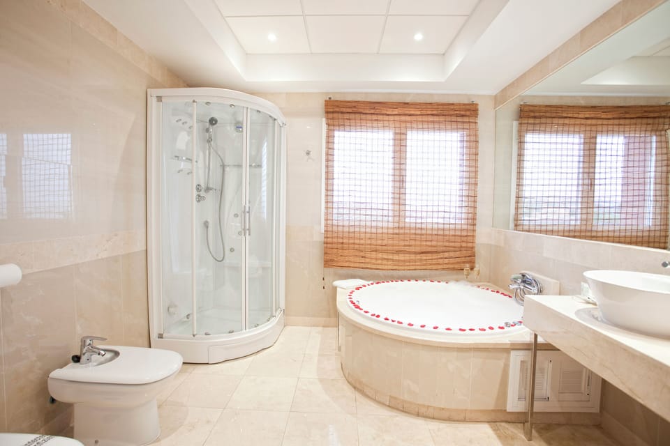 Deluxe Suite, Jacuzzi | Minibar, in-room safe, desk, laptop workspace