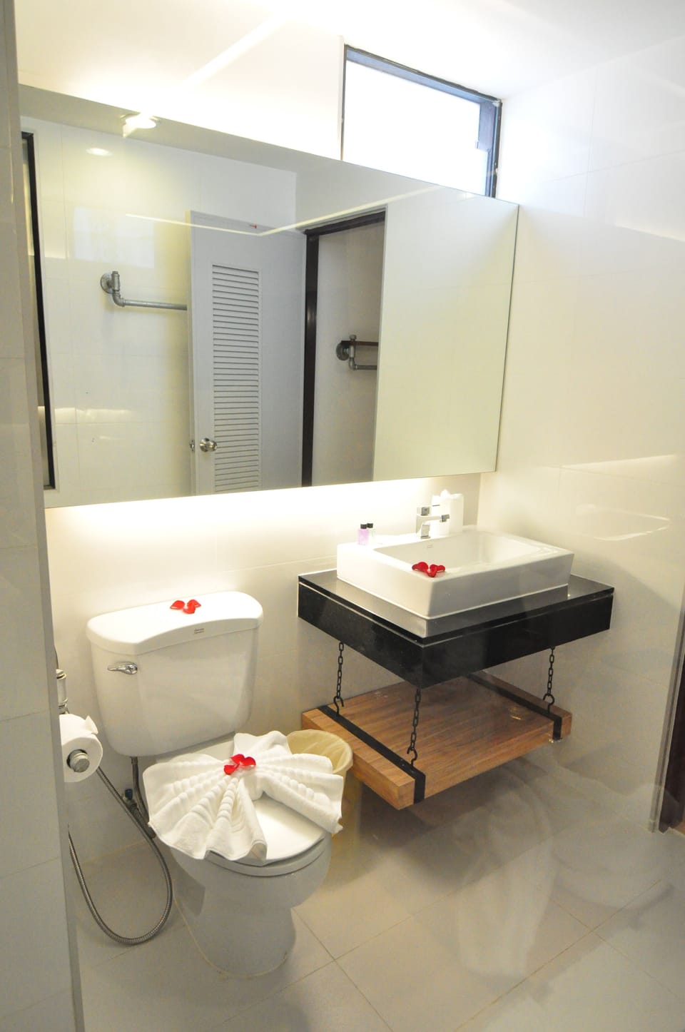 Shower, rainfall showerhead, free toiletries, hair dryer