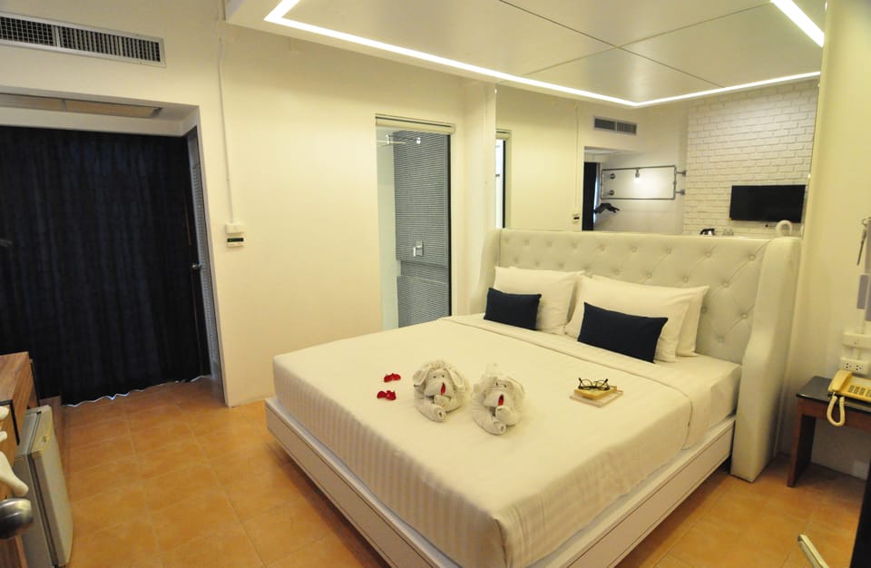 Hypo-allergenic bedding, minibar, in-room safe, desk