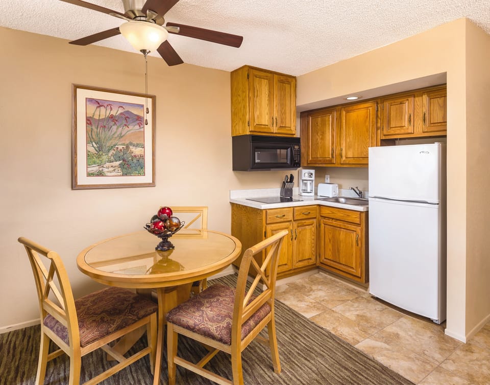 Studio, Kitchenette | Private kitchenette | Fridge, microwave, coffee/tea maker, paper towels