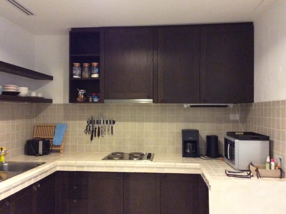 Full-size fridge, microwave, stovetop, coffee/tea maker