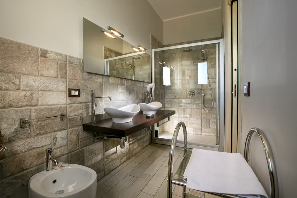 Deluxe Quadruple Room | Bathroom | Towels