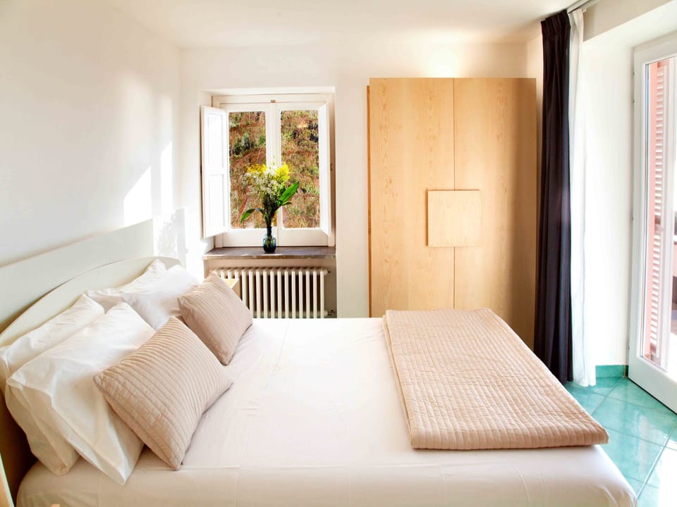 Suite, 2 Bedrooms, Sea View | Desk, soundproofing, cribs/infant beds, travel crib
