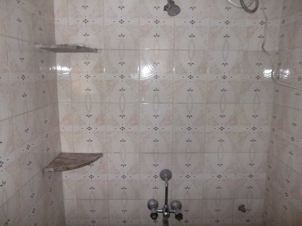 Executive Room | Bathroom | Shower, free toiletries