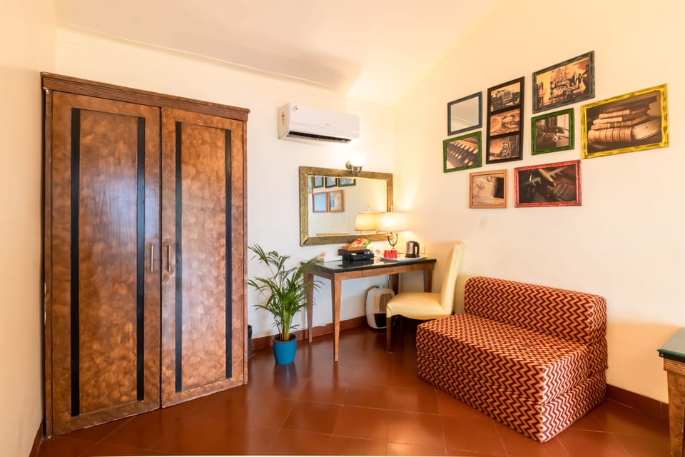 Grand Room, Lake View | Minibar, in-room safe, desk, blackout drapes