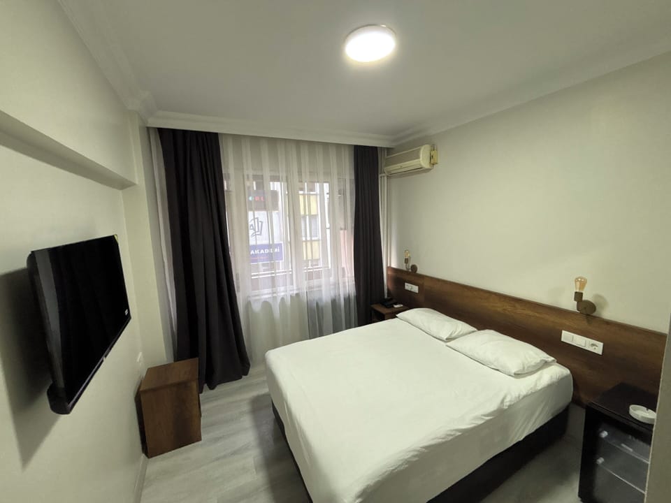 Double Room | Minibar, desk, laptop workspace, free WiFi