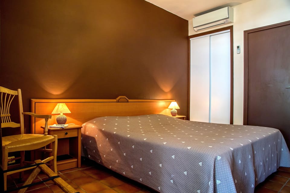 Standard Double Room | In-room safe, desk, soundproofing, WiFi (free)