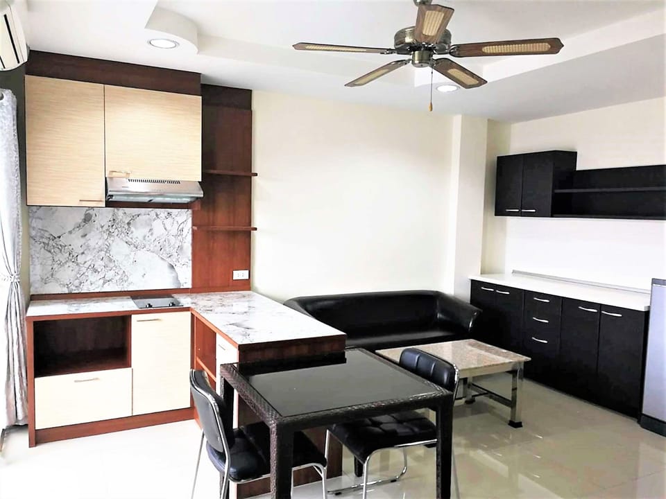 Deluxe Suite, 1 Bedroom, City View | Private kitchen | Fridge
