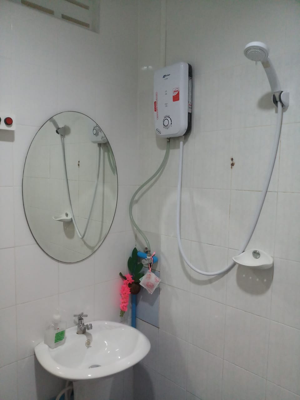 Single Room | Bathroom | Shower, free toiletries, hair dryer, towels