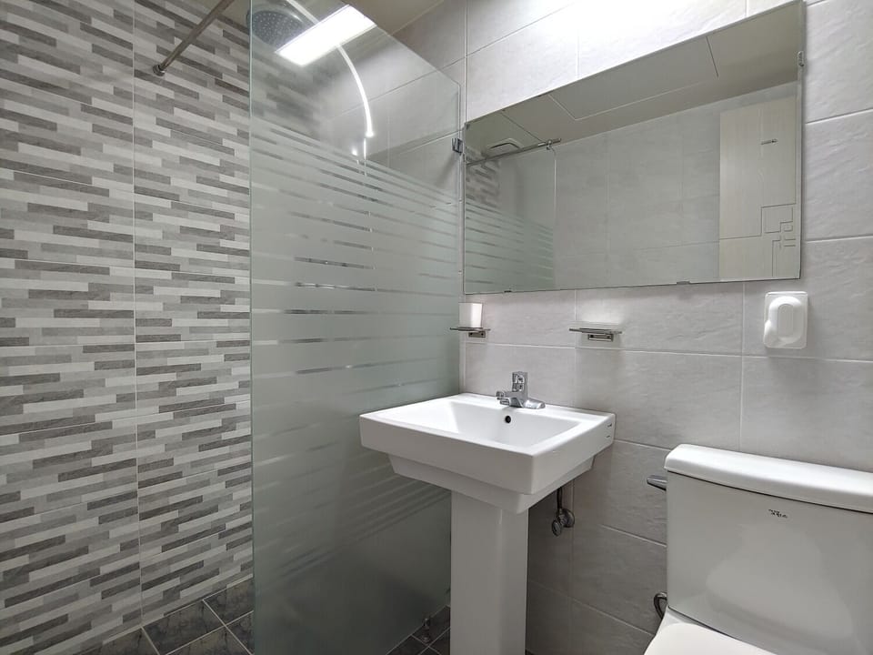 Shower, free toiletries, hair dryer, towels