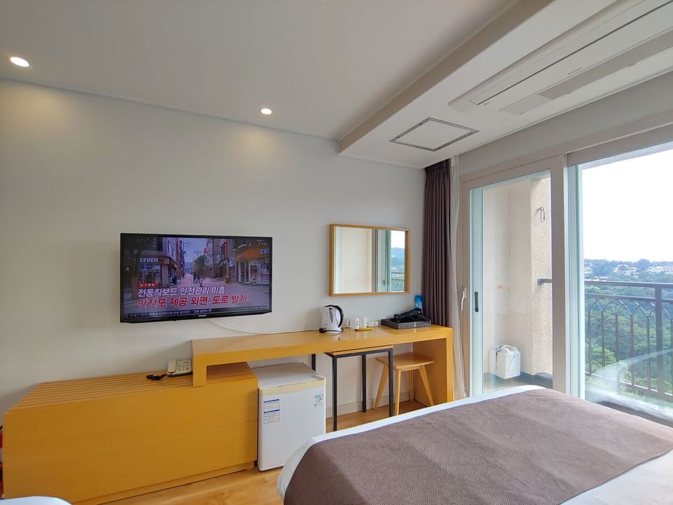 Deluxe Twin Room | Blackout drapes, free WiFi