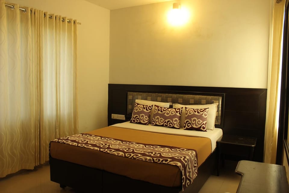 Desk, iron/ironing board, rollaway beds, free WiFi