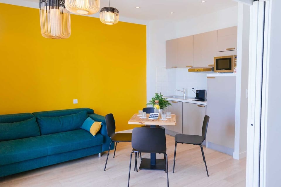Comfort Studio Suite | Private kitchen | Highchair
