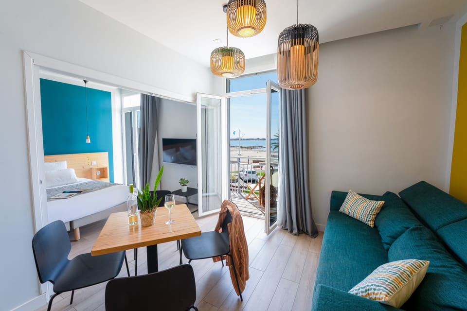 Comfort Studio Suite | Living area | Flat-screen TV