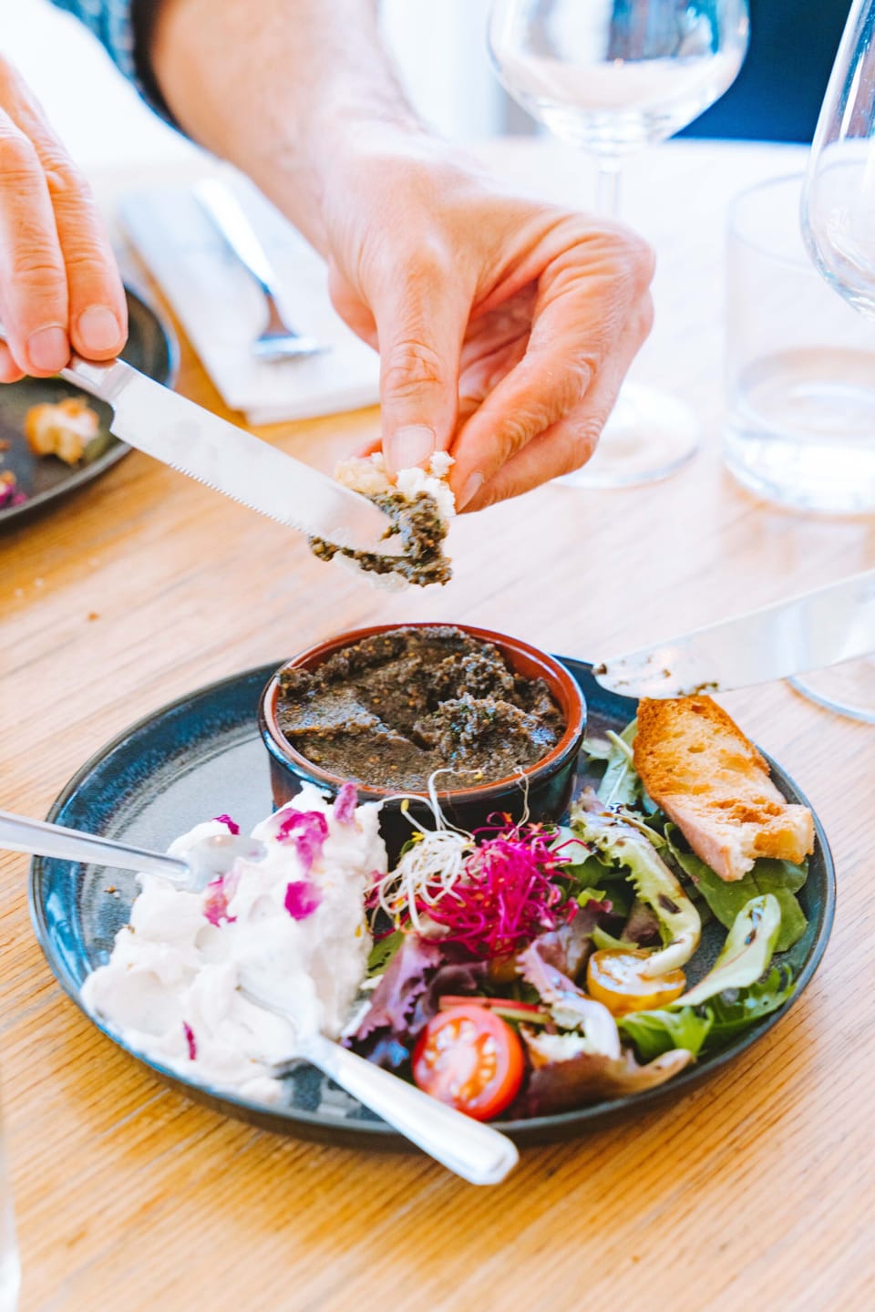 2 restaurants; breakfast, lunch, and dinner served