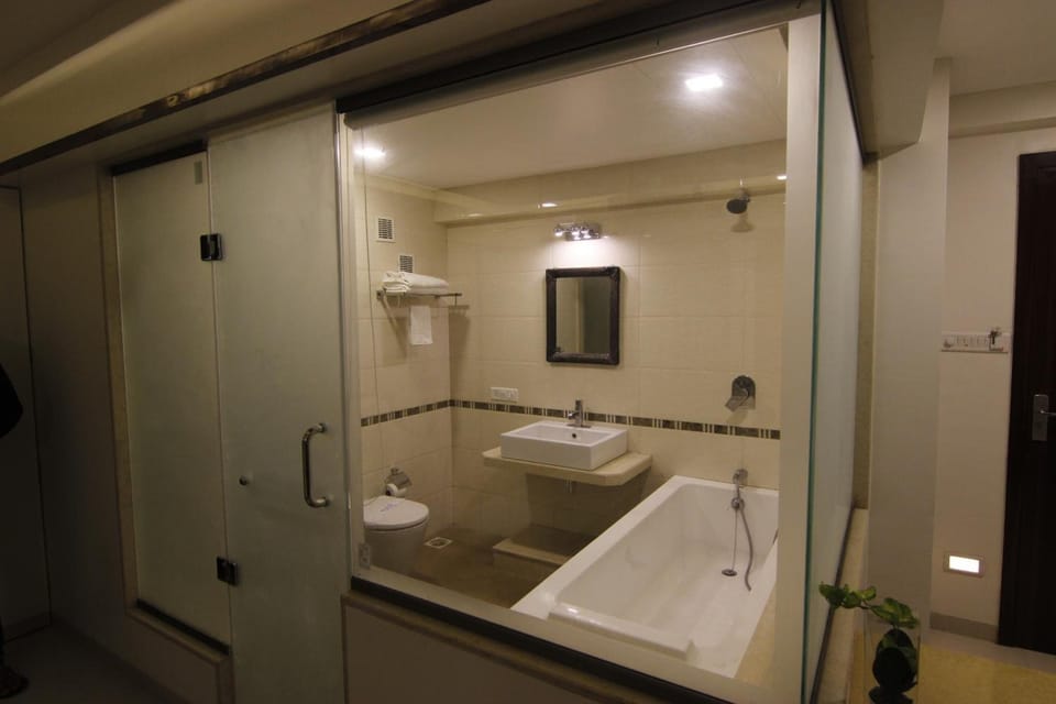 Shower, free toiletries, towels, shampoo
