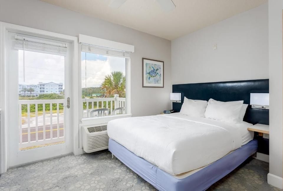 Standard Room, 1 Queen Bed | Iron/ironing board, free WiFi, bed sheets