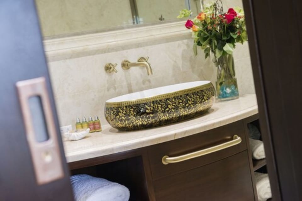 Bathroom sink