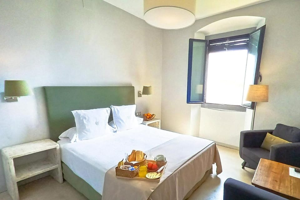 Premium bedding, in-room safe, soundproofing, free WiFi