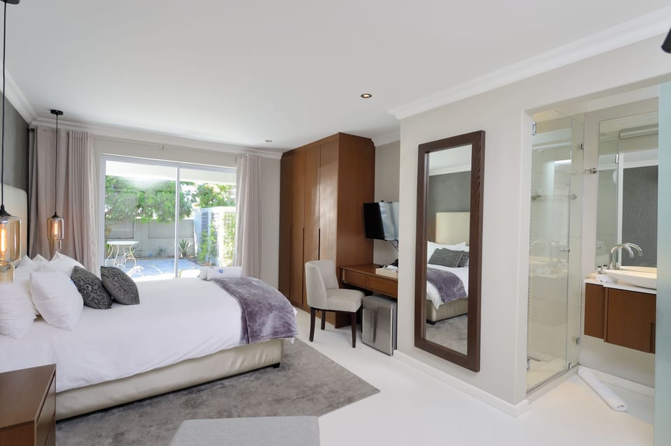 Standard Room | Minibar, in-room safe, desk, iron/ironing board