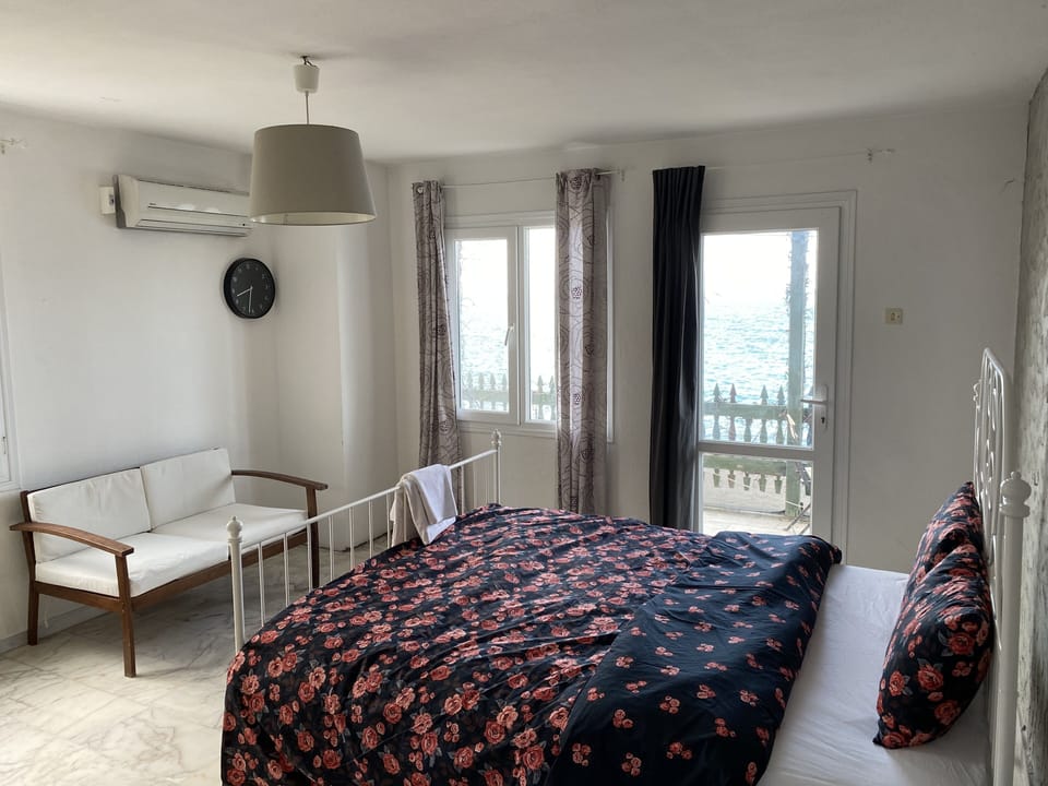 Standard Room, Sea View | Laptop workspace, bed sheets