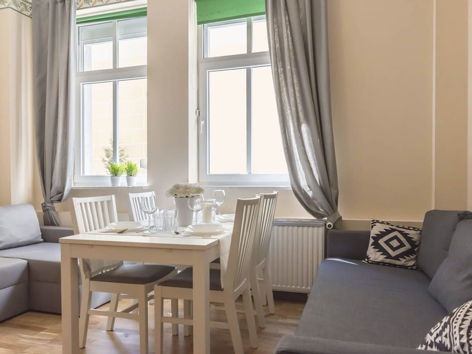 Apartment (VacationClub - Willa Carmen Apartment) | Living room | Flat-screen TV