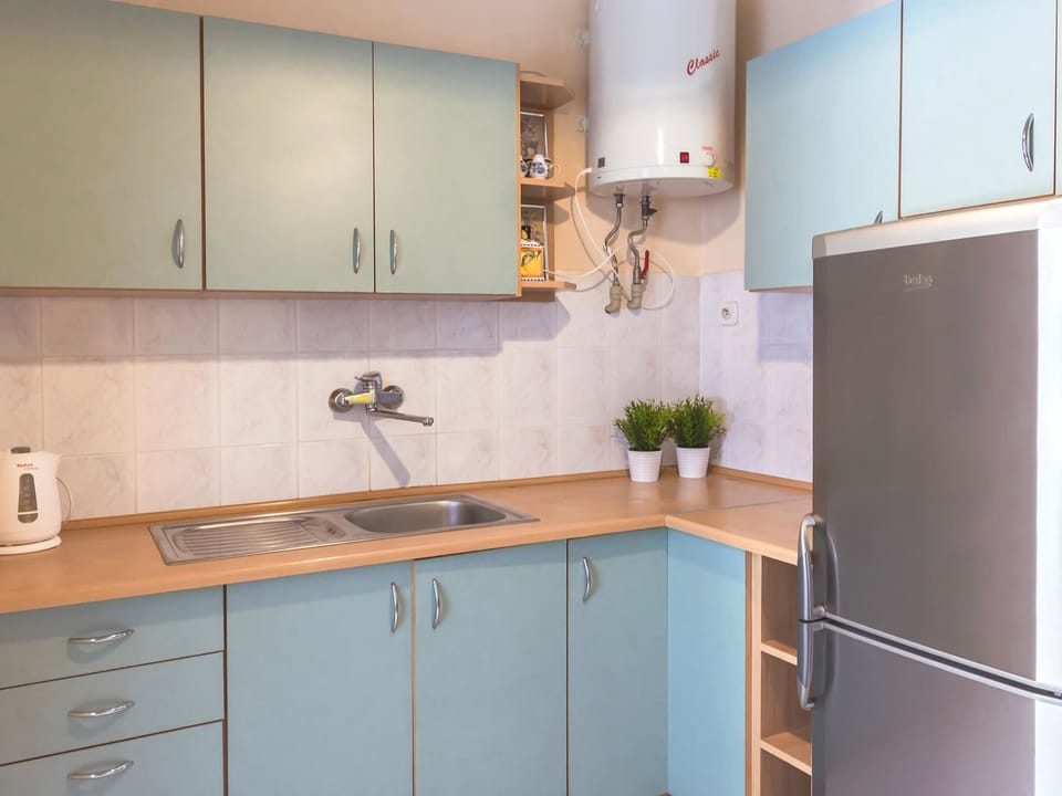 Apartment (VacationClub - Willa Carmen Apartment) | Private kitchenette | Fridge, stovetop, electric kettle, cookware/dishes/utensils