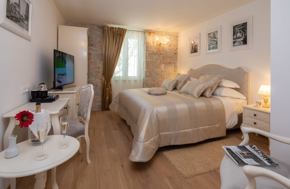 Luxury Double or Twin Room (301) | Premium bedding, down comforters, pillowtop beds, minibar