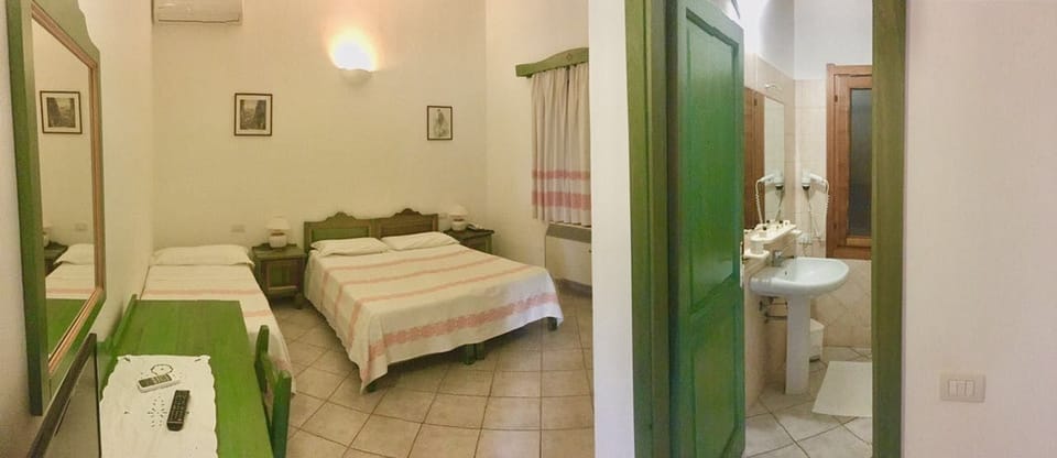 Triple Room | Desk, soundproofing, iron/ironing board, free WiFi
