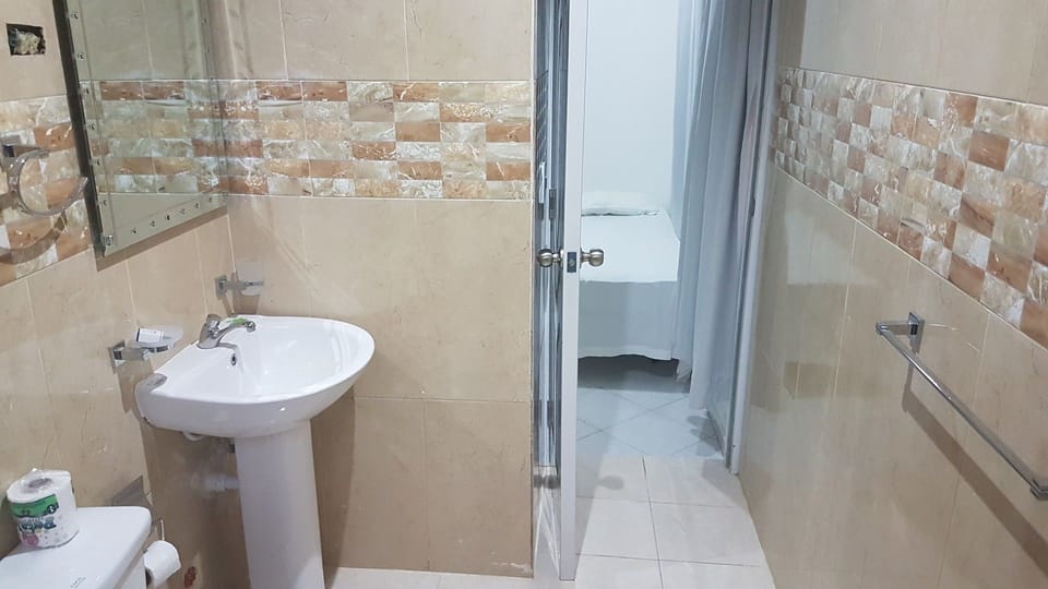 Loft | Bathroom | Shower, free toiletries, hair dryer, towels