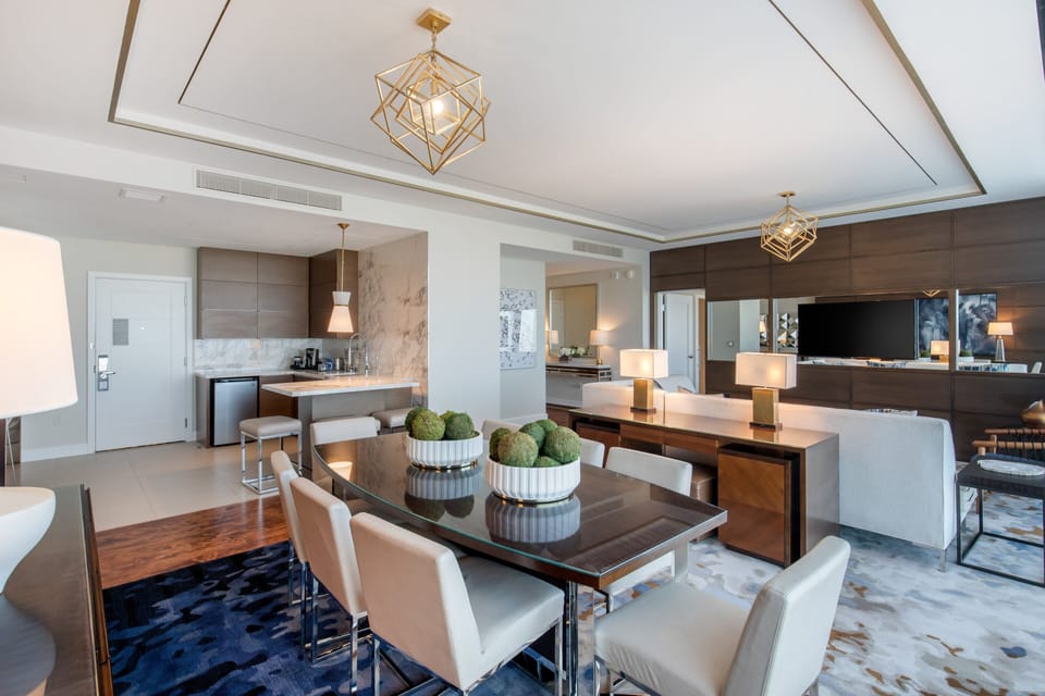 Luxury Room, 1 King Bed | In-room safe, desk, laptop workspace, blackout drapes