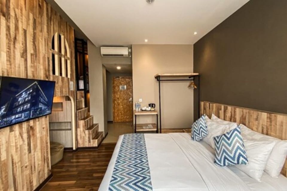 Happy Day Room | Desk, blackout drapes, soundproofing, WiFi (free)