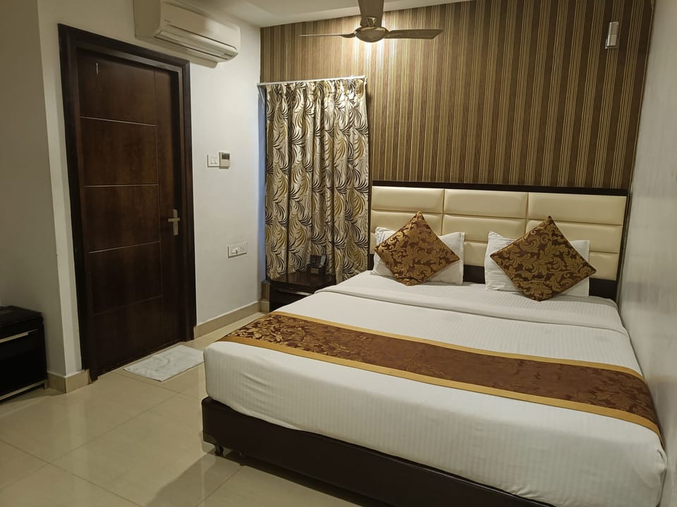 Deluxe Single Room | Egyptian cotton sheets, premium bedding, down comforters, in-room safe