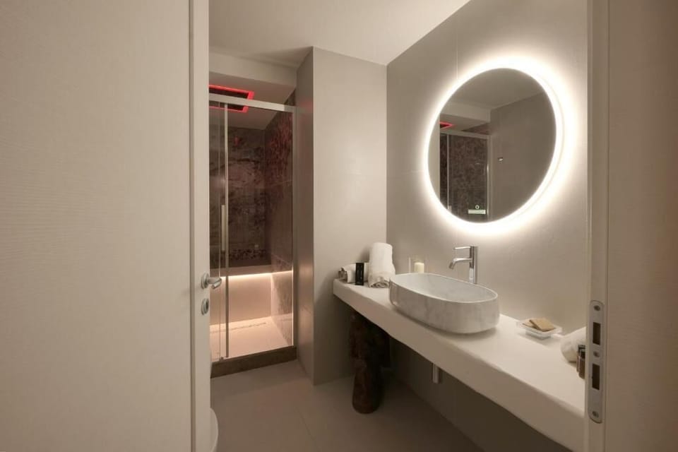 Deluxe Room | Down comforters, memory foam beds, minibar, in-room safe
