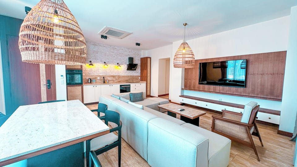 Luxury Condo, Sea View | Minibar, in-room safe, free WiFi, bed sheets