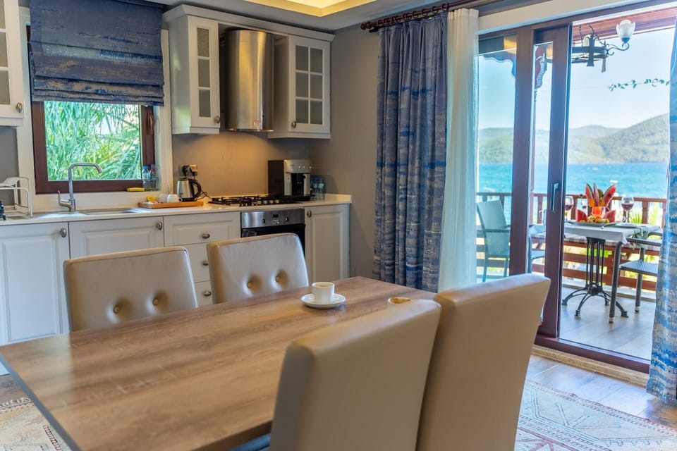 Luxury Condo, Sea View | Minibar, in-room safe, free WiFi, bed sheets