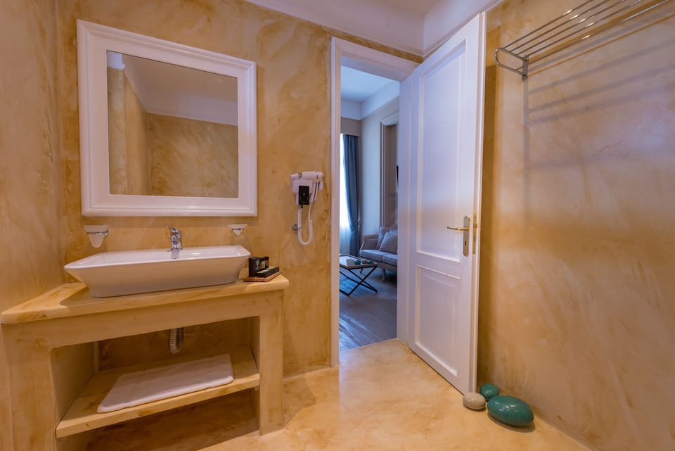 Deluxe Suite, Balcony (Acropolis View) | Bathroom | Shower, designer toiletries, hair dryer, slippers
