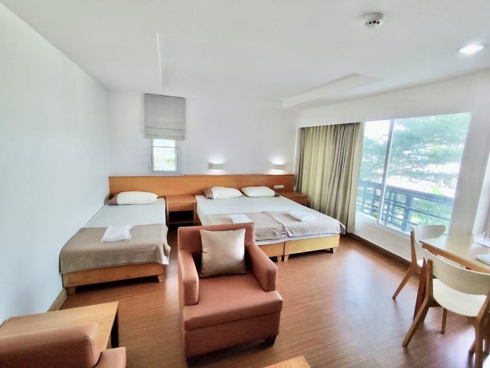 Deluxe Room | Hypo-allergenic bedding, laptop workspace, blackout drapes
