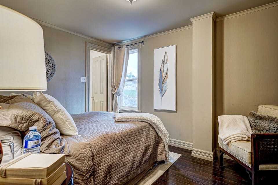 Comfort Room, 1 Double Bed (Postage) | Individually decorated, iron/ironing board, free WiFi, bed sheets