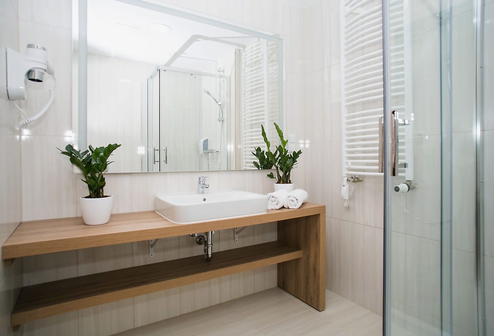 Comfort Twin Room, 1 Bedroom | Bathroom | Shower, hair dryer, towels