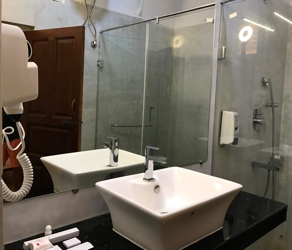 Bathroom sink